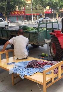 下班路上吃瓜,一瓜在手，轻松解压一整天