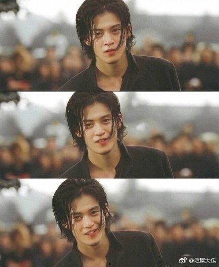 微博小栗旬吃瓜,娱乐圈新动态引热议