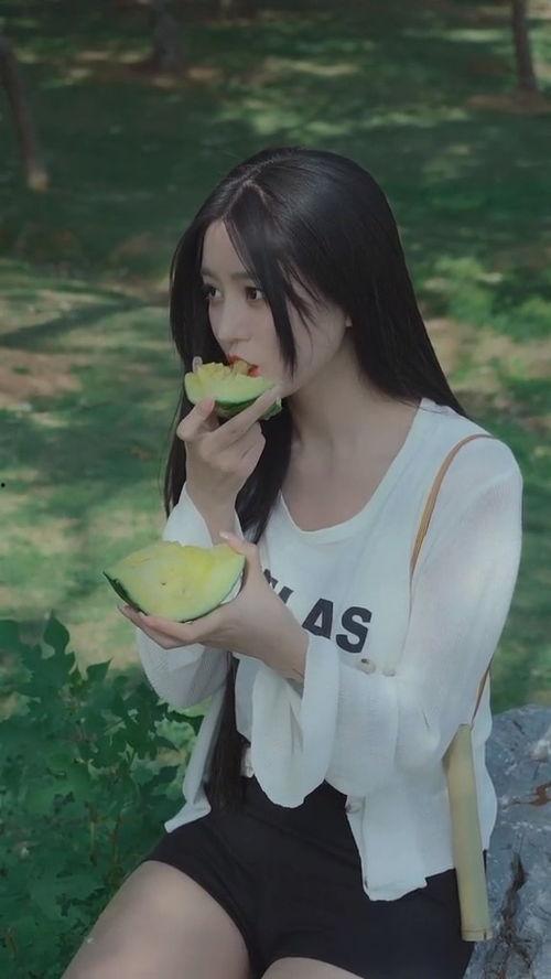 美少女吃瓜图,揭秘校园生活的小确幸