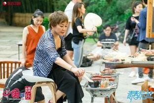 《大院媳妇吃瓜日常》,揭秘她们的悠闲生活日常