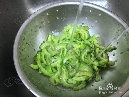 老外吃凉瓜炒蛋,中西合璧的夏日美食新体验