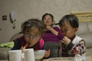 和女儿吃瓜猜拳